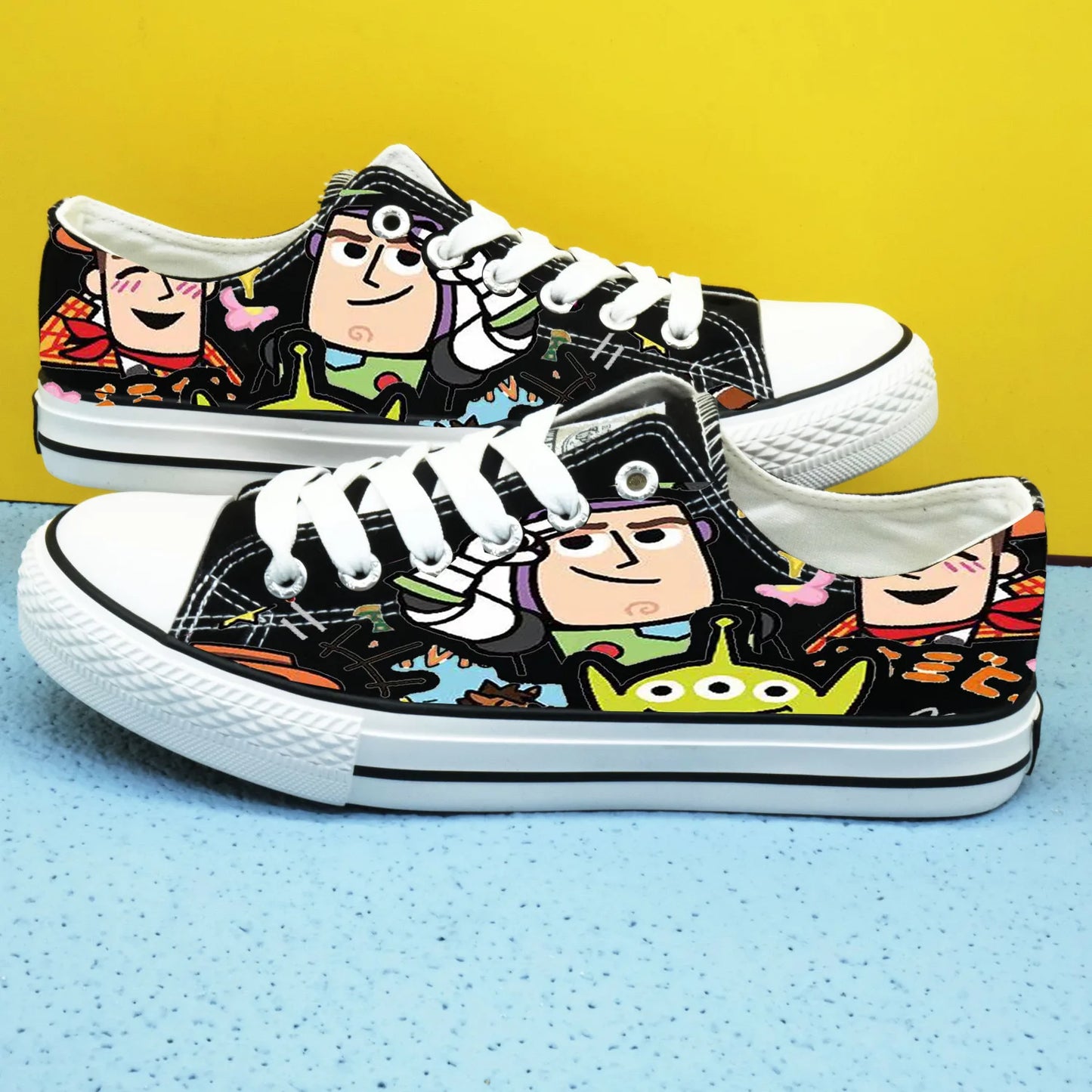 Buzz Lightyear Winnie the Pooh Strawberry Bear student couple casual shoes for men Autumn new high top canvas shoes for women