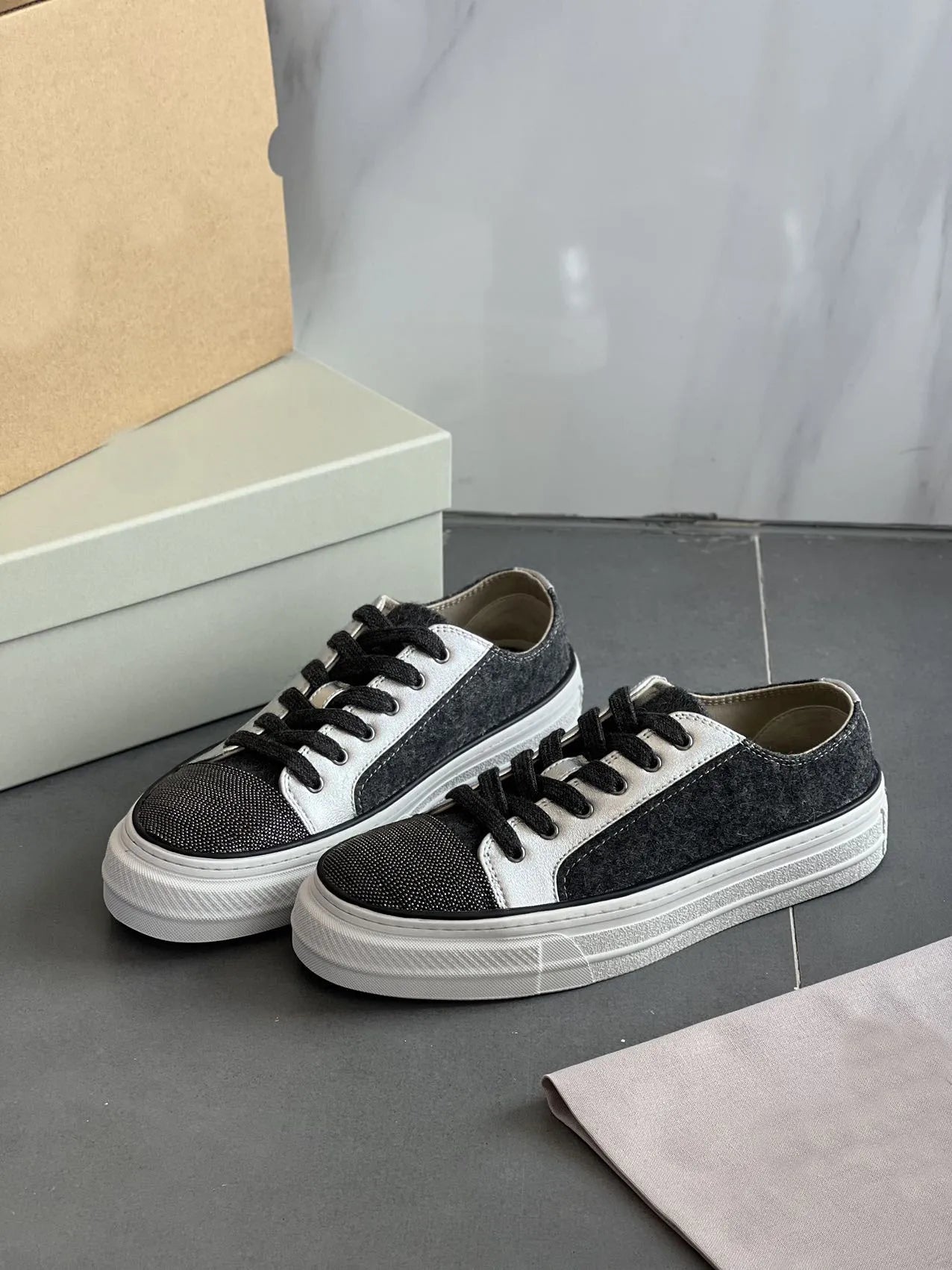 Sports Shoes For Women 2024 Autumn New Beaded Fashionable Versatile Casual Shoes Shallow Mouth Lace-Up Flat Skateboard Shoes